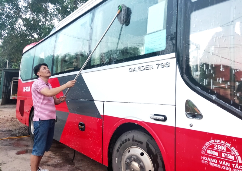 Hộ anh Hoàng Văn Viện (xã Đồn Đạc) kinh doanh vận tải khách trở lại sau hơn hơn 1 tháng tạm dừng do ảnh hưởng của dịch covid-19.