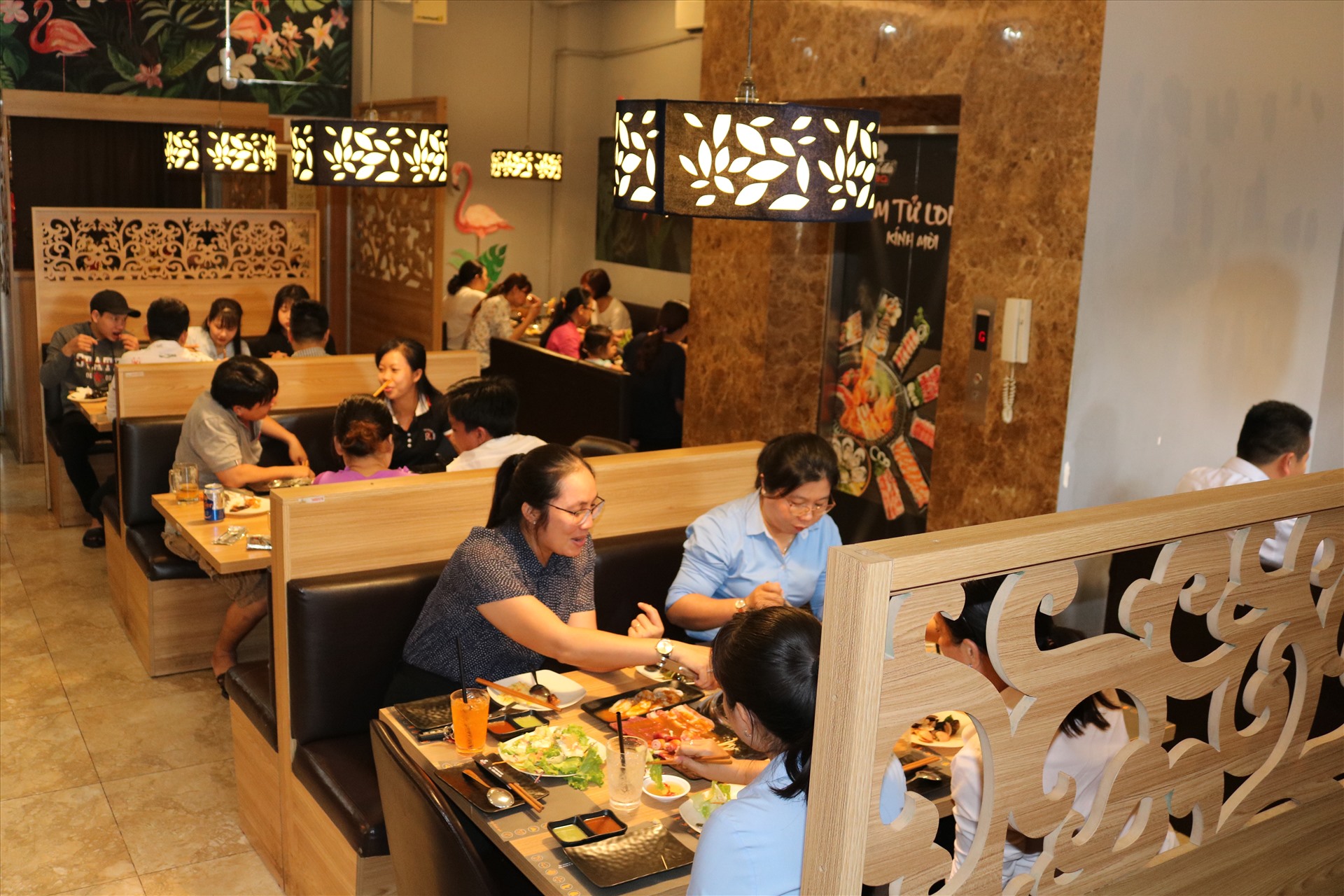 Nhà hàng của NSƯT Kim Tử Long đã hút được lượng khách đến đông sau dịch. Ảnh: Huân Cao