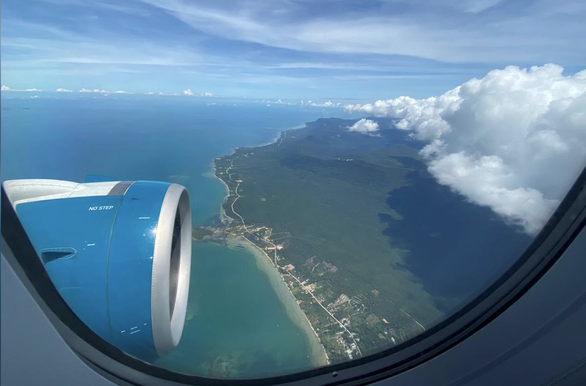 Phú Quốc nhìn từ cửa sổ máy bay ngày 8-5 - Ảnh: REUTERS
