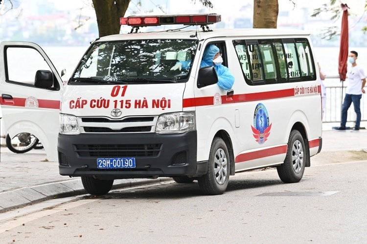 Xe cấp cứu đưa người bị nhiễm nCoV đi cách ly tại Hà Nội ngày 25/3. Ảnh: Giang Huy.
