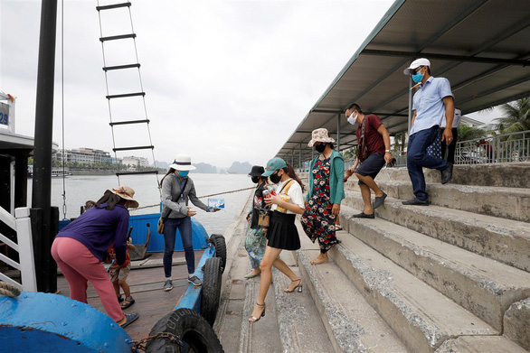 Khách du lịch tham quan vịnh Hạ Long sau khi dỡ phong tỏa - Ảnh: REUTERS