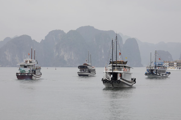 Thuyền chở du khách trong nước tham quan vịnh Hạ Long, ngày 19-5 - Ảnh: REUTERS