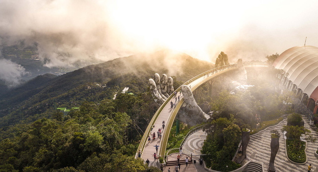 Cầu Vàng trên đỉnh Bà Nà Hills - điểm đến hấp dẫn khi đi du lịch ở Đà Nẵng và Việt Nam.