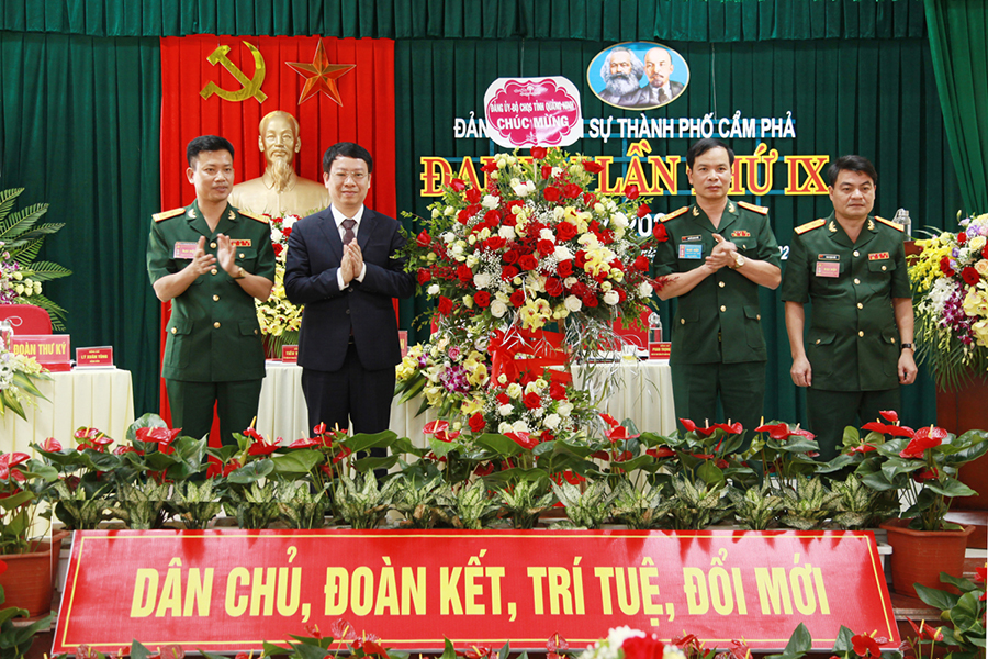 Đại tá Nguyễn Quang Hiến, Phó Bí thư Thường trực Đảng ủy, Chính ủy Bộ CHQS tỉnh, tặng hoa chúc mừng Đại hội.