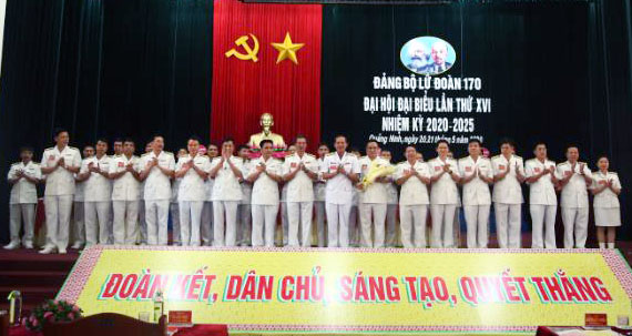 Đại tá Nguyễn Viết Khánh, Tư lệnh Vùng I Hải quân tặng hoa chúc mừng Ban Chấp hành Đảng bộ Lữ đoàn 170, nhiệm kỳ 2020-2025.