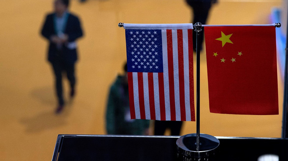 Hình minh họa gồm quốc kỳ của Mỹ và Trung Quốc - Ảnh: GETTY IMAGES