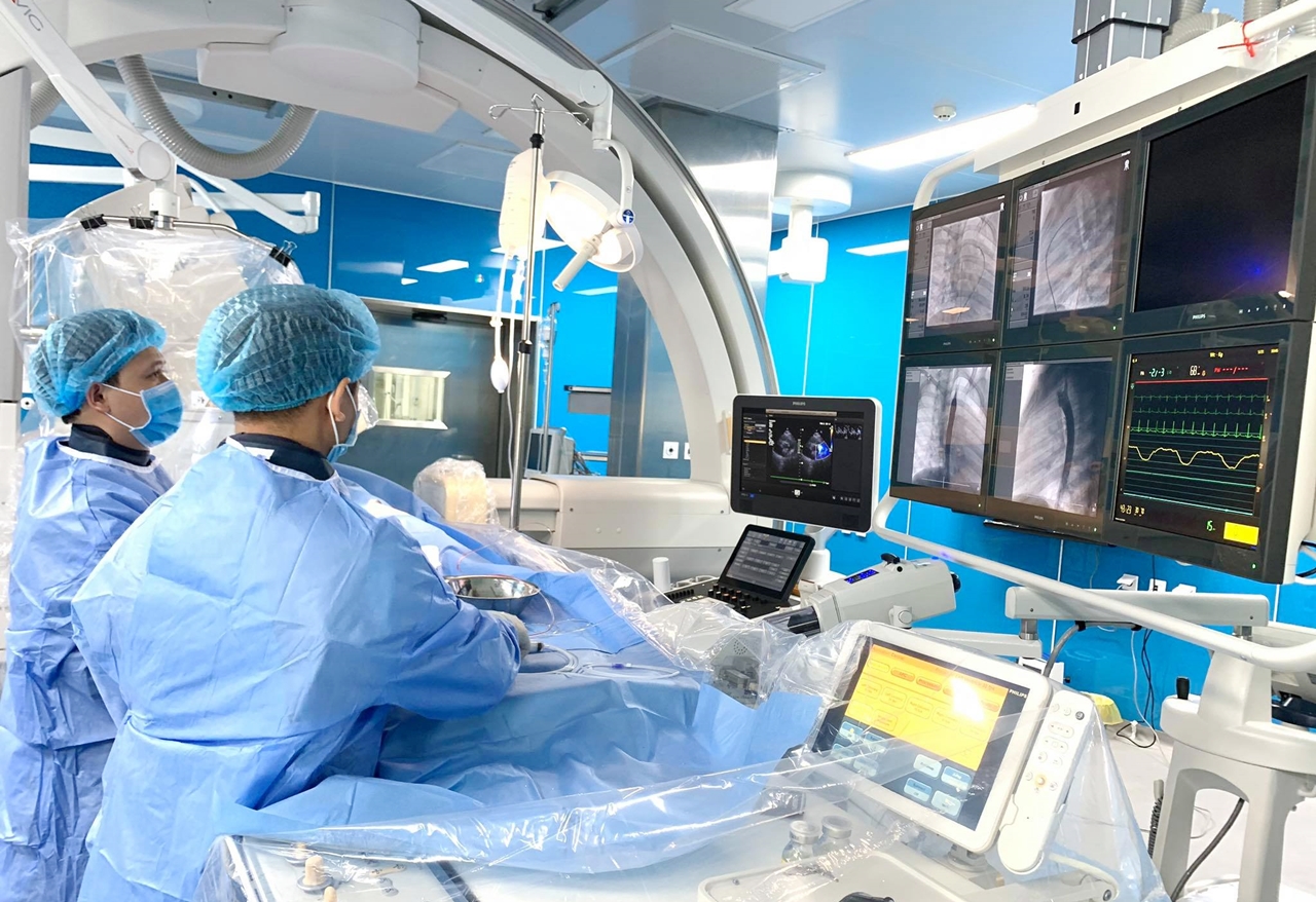 Can thiệp tim mạch cho bệnh nhi bằng hệ thống máy chụp mạch xóa nền kỹ thuật số 2 bình diện (DSA) tại Bệnh viện Sản Nhi Quảng Ninh