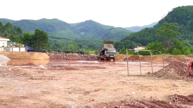 Công trình sân vui chơi trẻ em xã Thanh Sơn đang được đầu tư xây dựng.