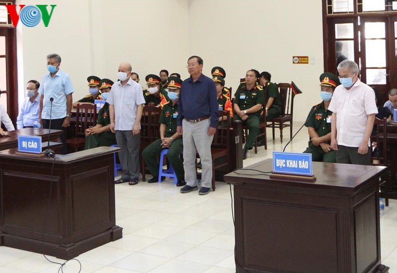 Các bị cáo nghe tuyên án. Bị cáo Nguyễn Văn Hiến ngồi ngoài cùng bên trái.