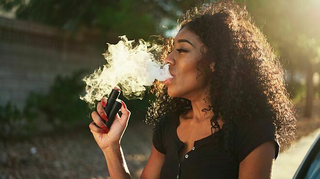 Hút thuốc lá có thể gây nên 15 bệnh ung thư. Ảnh: Shutterstock.