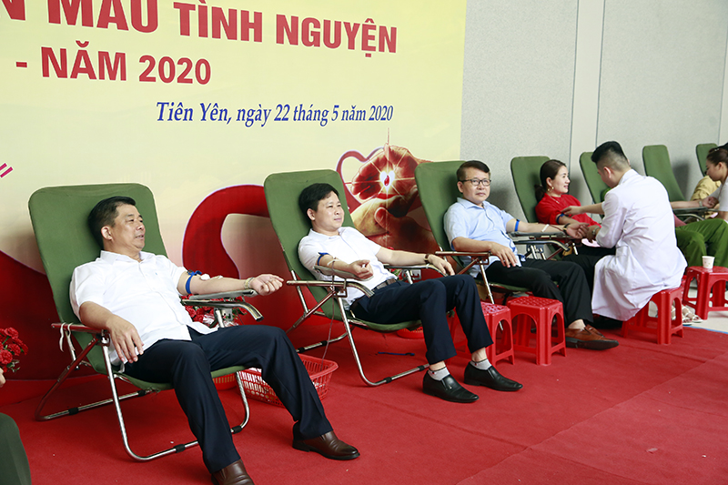 Các đồng chí lãnh đạo huyện Tiên Yên tham gia hiến máu tình nguyện 