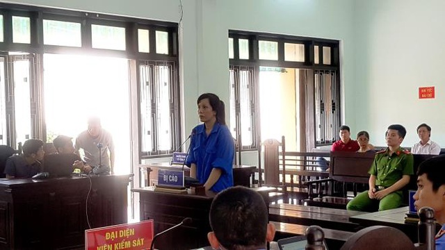 Ngày 21/5, Tòa án nhân dân tỉnh Thừa Thiên Huế đã mở phiên tòa sơ thẩm đối với bị cáo Hoàng Thị Nhiên (SN 1980, trú tại phường Hà Huy Tập, TP Vinh, tỉnh Nghệ An) về tội 