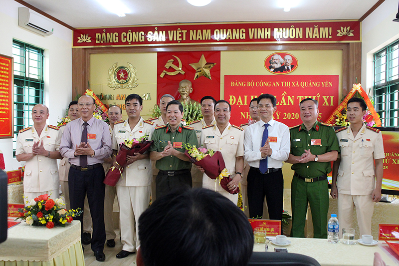 Các đại biểu chúc mừng BCH Đảng bộ Công an TX Quảng Yên khóa mới nhiệm kỳ 2020-2025