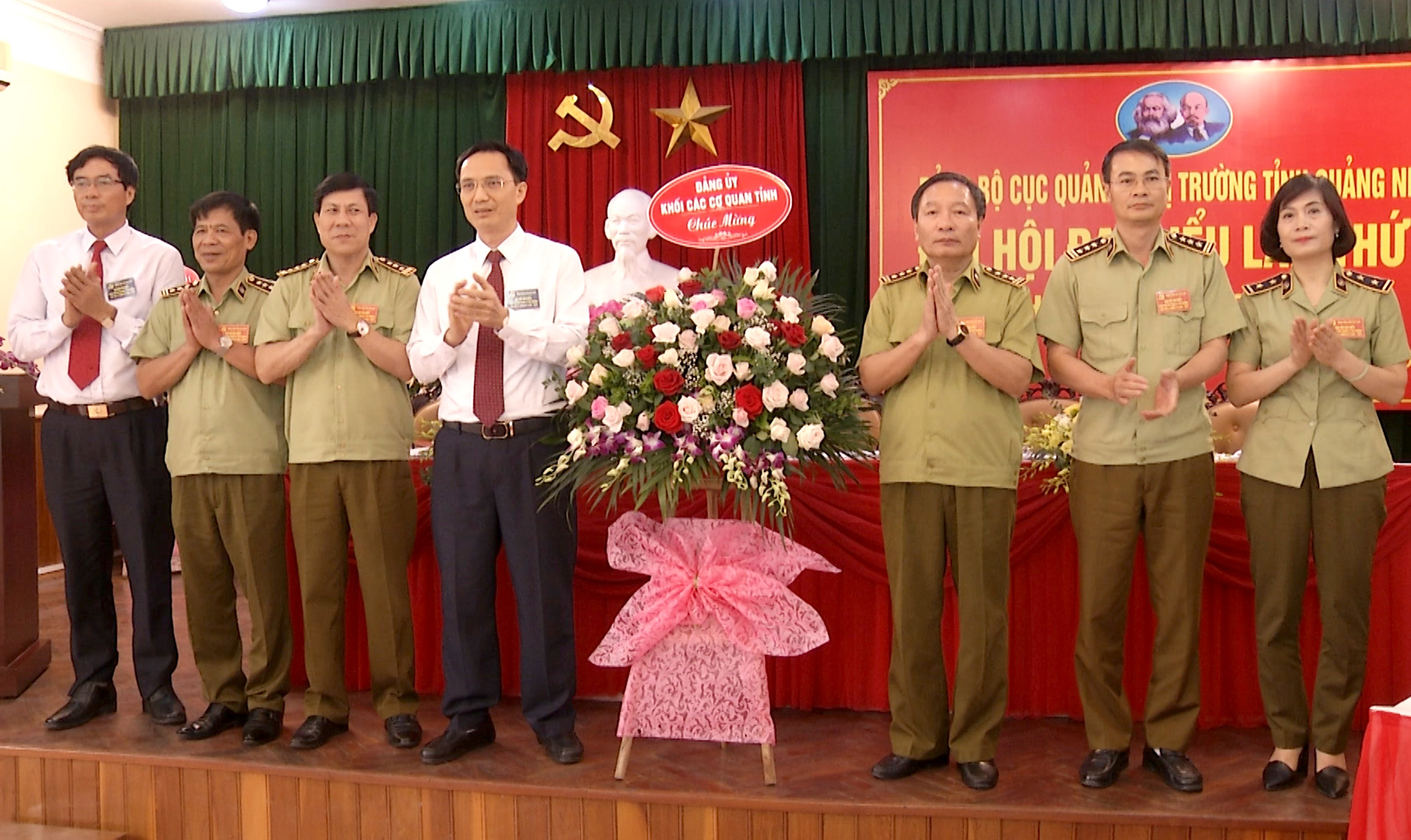 Đảng ủy khối Cơ quan tỉnh tặng hoa chúc mừng đại hội.
