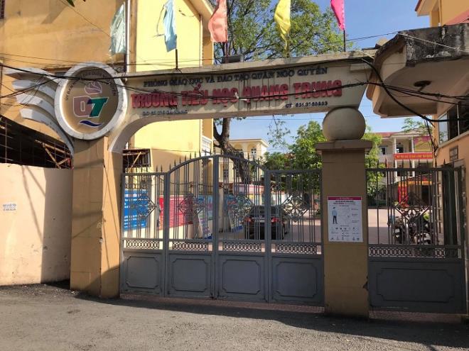 Trường Tiểu học Quang Trung (quận Ngô Quyền, TP Hải Phòng) vừa xảy ra tình trạng học sinh không bán trú bị phê bình vì đi học sớm.