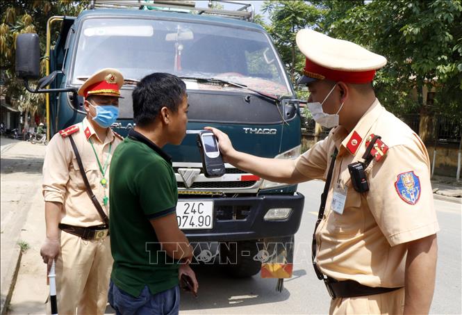 Lực lượng Cảnh sát giao thông huyện Văn Bàn (Lào Cai) thực hiện kiểm tra nồng độ cồn với người tham gia giao thông trên địa bàn thị trấn Khánh Yên. Ảnh: Quốc Khánh/TTXVN