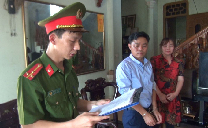 Cảnh sát đọc lệnh khởi tố nghi can Lê Quang Đức. Ảnh: Lam Sơn.