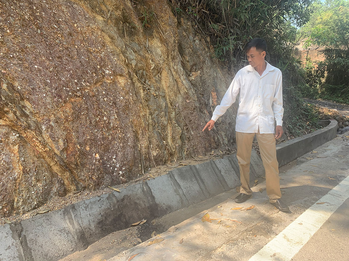 Ông Đinh Văn Mặc, chỉ cho chúng tôi thấy đoạn cống thoát nước đã được làm mới góp phần thoát nước tránh ngập lụt trước mùa mưa bão năm 2020.