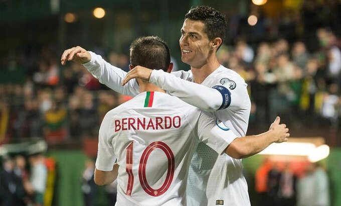Ronaldo và Bernardo Silva là hai ngôi sao quan trọng bậc nhất của đội tuyển Bồ Đào Nha. Ảnh: Reuters.