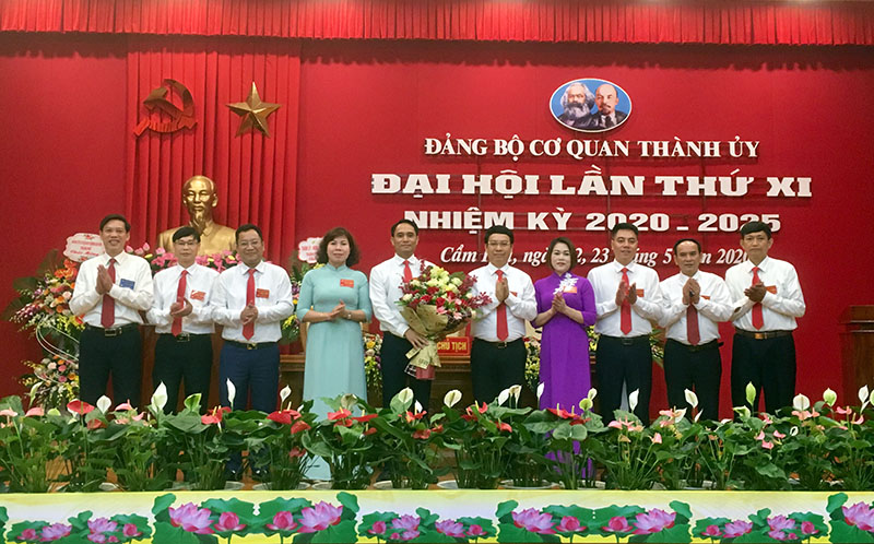 Các đồng chí lãnh đạo TP Cẩm Phả tặng hoa chúc mừng BCH Đảnh bộ cơ quan thành ủy khoá XI