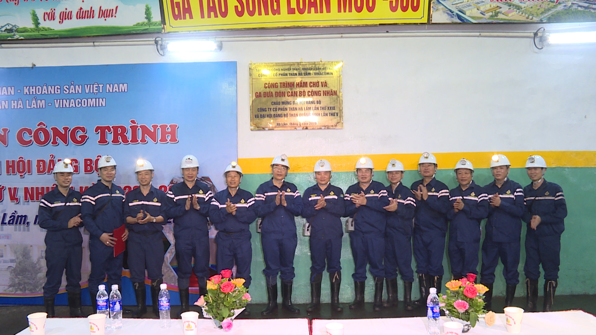 Các đại biểu tham dự lễ gắn biển chào mừng Đại hội Đảng bộ Than Quảng Ninh lần thứ V cho công trình 