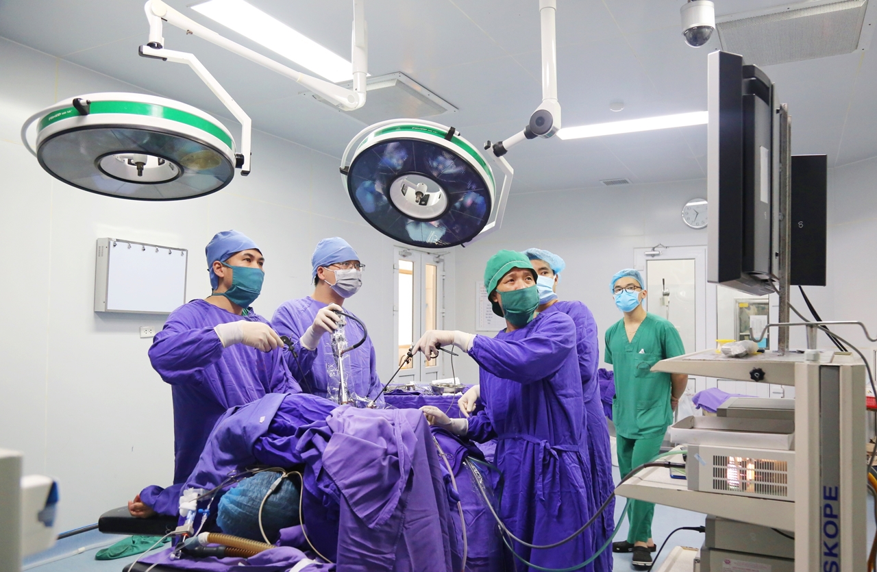 Các bác sĩ Bệnh viện Đa khoa tỉnh vừa thực hiện thành công ca phẫu thuật nội soi cắt bỏ thùy phổi biệt lập cho người bệnh.