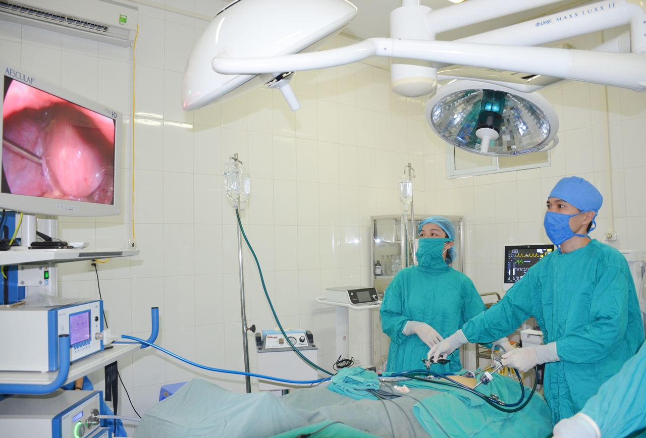 Bác sĩ CKI Bùi Văn Thế (bên phải), Phó Giám đốc TTYT huyện Hải Hà, thực hiện phẫu thuật nội soi cắt u xơ tử cung cho người bệnh.