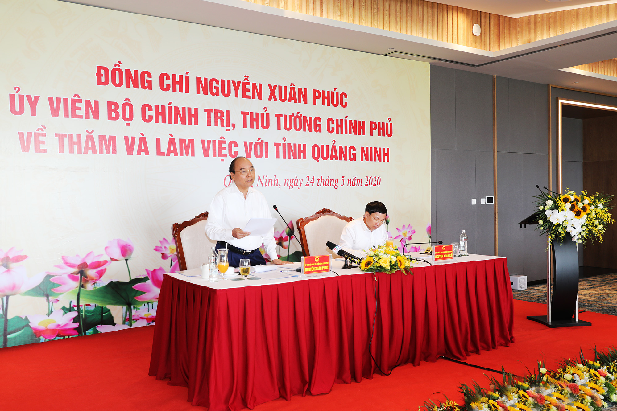 Đồng chí Nguyễn Xuân Phúc, Thủ tướng Chính phủ chủ trì buổi làm việc
