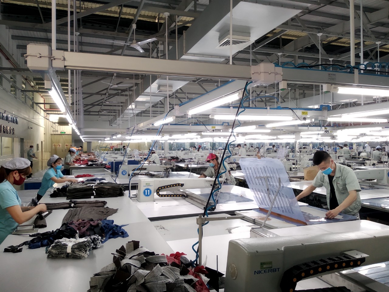 Lĩnh vực Công nghiệp - xây dựng của Hải Hà đang có tốc độ tăng trưởng nhanh. Ảnh: Sản xuất tại Công ty TNHH May mặc Hoa Lợi Đạt Việt Nam (KCN Cảng biển Hải Hà).