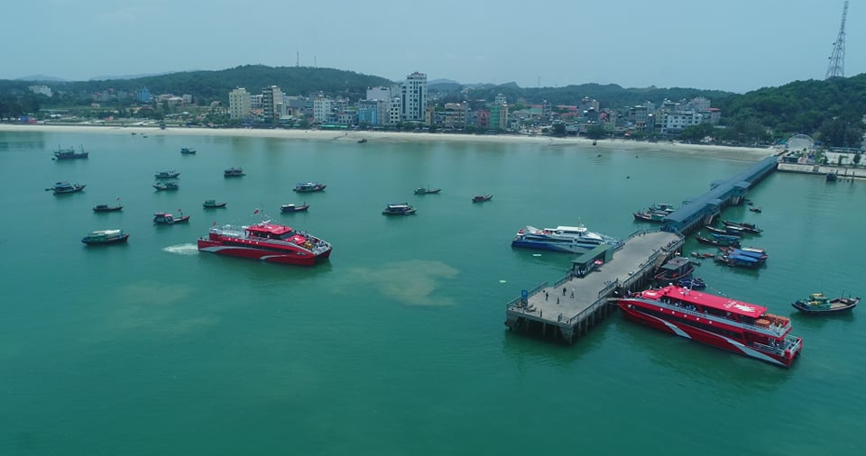 Hai tàu cao tốc xuất phát từ Tuần Châu đã cập cảng Cô Tô.
