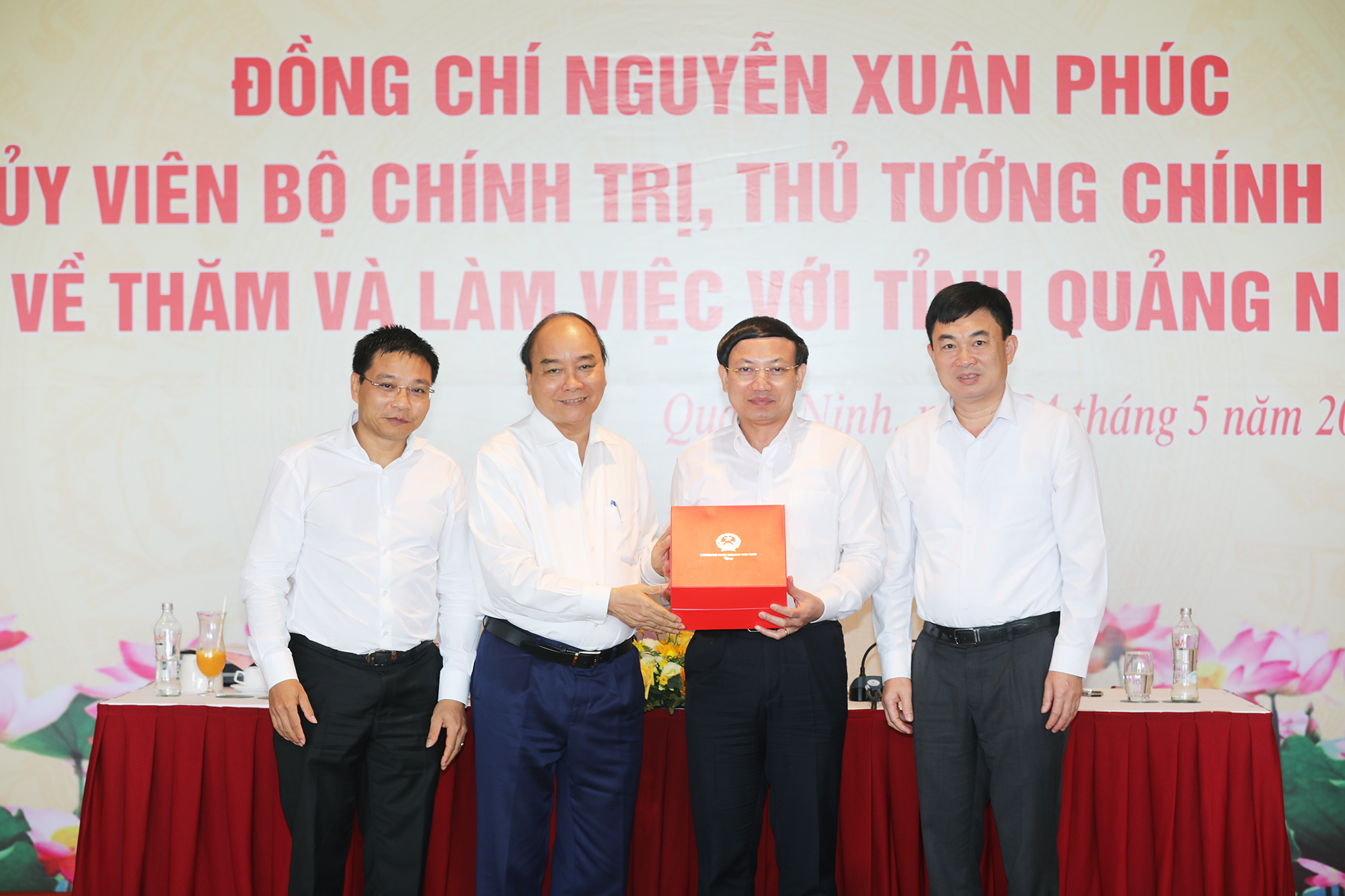 Tặng quà chúc mừng tỉnh Quảng Ninh đã sớm ổn định
