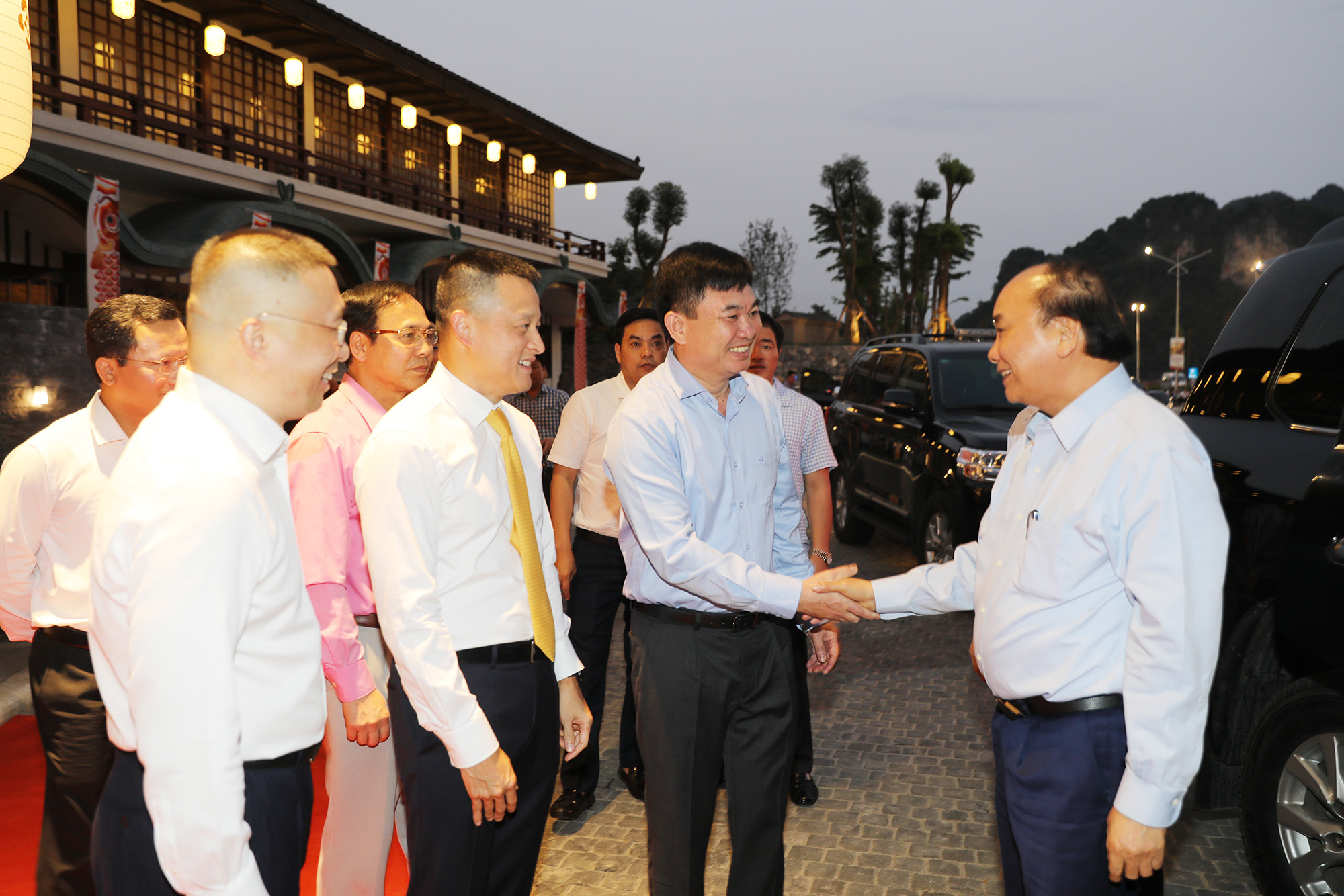 Thủ tướng Chính phủ trò chuyện với lãnh đạo tỉnh Quảng Ninh, đại diện doanh nghiệp đầu tư trên địa bàn tỉnh và các sở ngành, địa phương