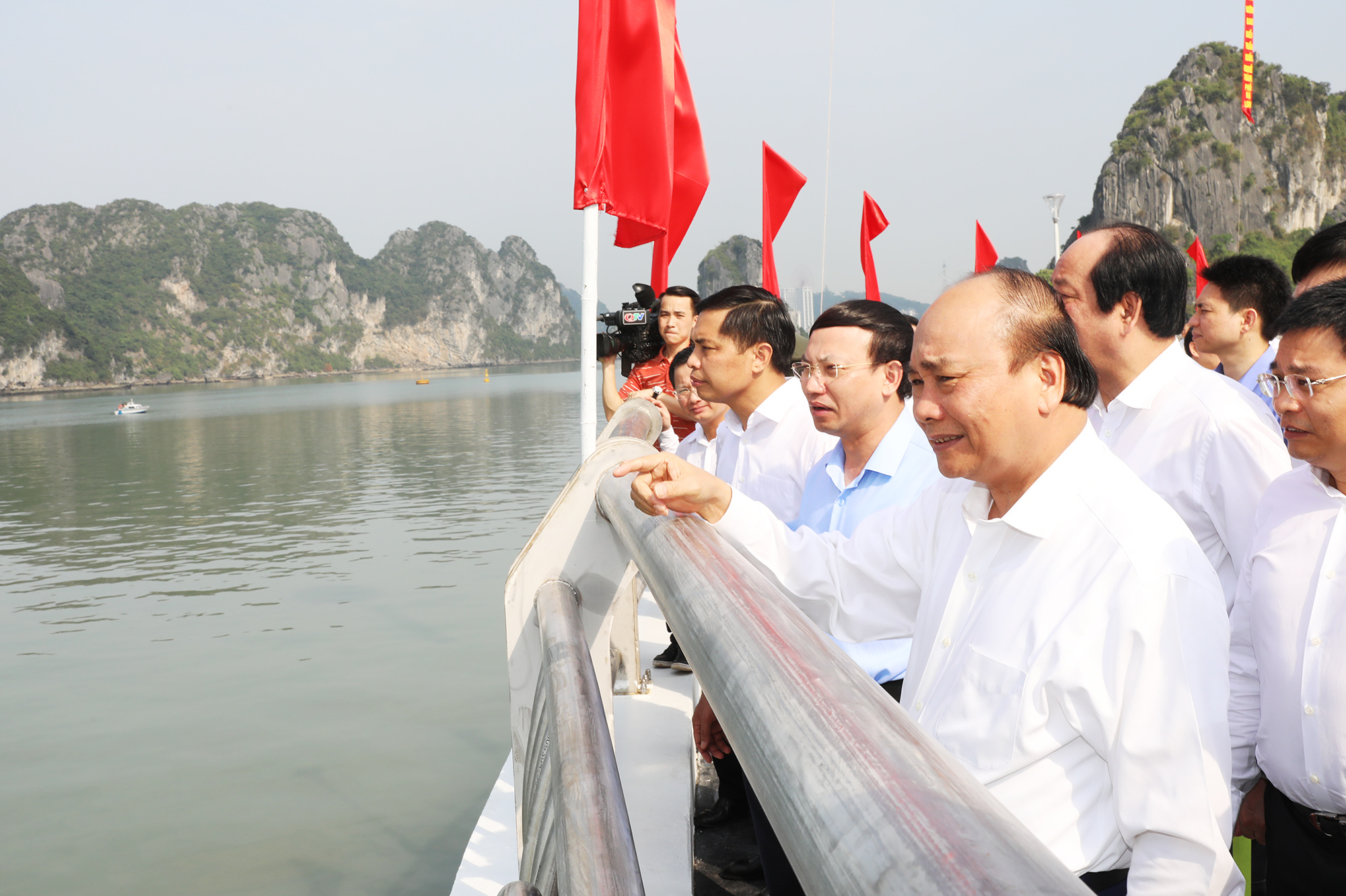 Thủ tướng Chính phủ ngắm vịnh Hạ Long từ đường bao biển Trần Quốc Nghiễn