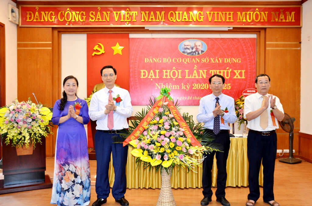 Lãnh đạo Đảng bộ Khối các cơ quan tỉnh tặng hoa chúc mừng Đại hộ