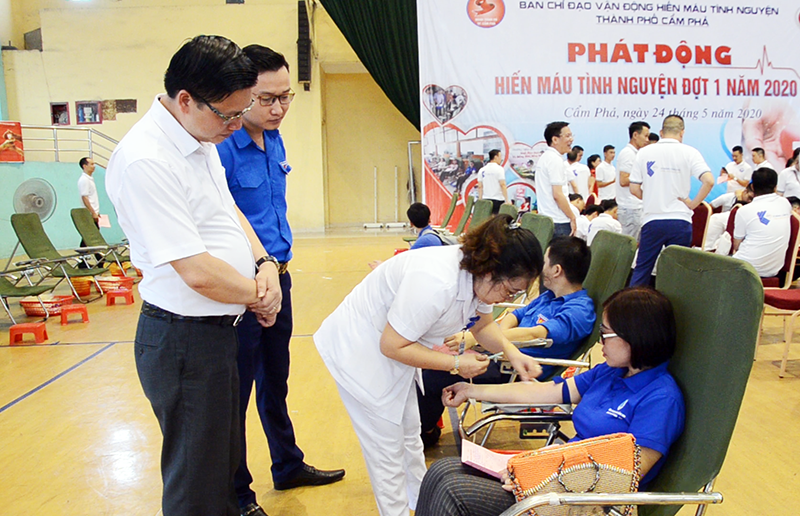 Lãnh đạo Ban Vận động hiến máu tình nguyện TP Cẩm Phả hỏi thăm, động viên các tình nguyện viên