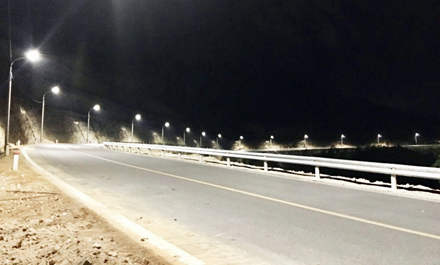 Dự án điện chiếu sáng tuyến đường cầu Hai Thanh đến Khe Trâm hoàn thành, mang lại diện mạo mới cho con đường đón du khách vào Yên Tử.