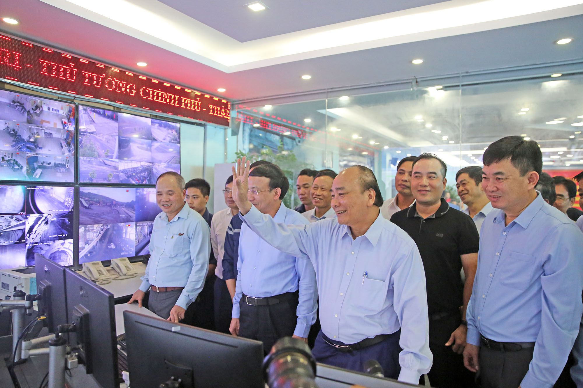 Đồng chí Thủ tướng Chính phủ trò chuyện với công nhân mỏ than Hà Lầm tại mức -300 qua hệ thống đàm thoại phát thanh từ Trung tâm điều hành sản xuất.