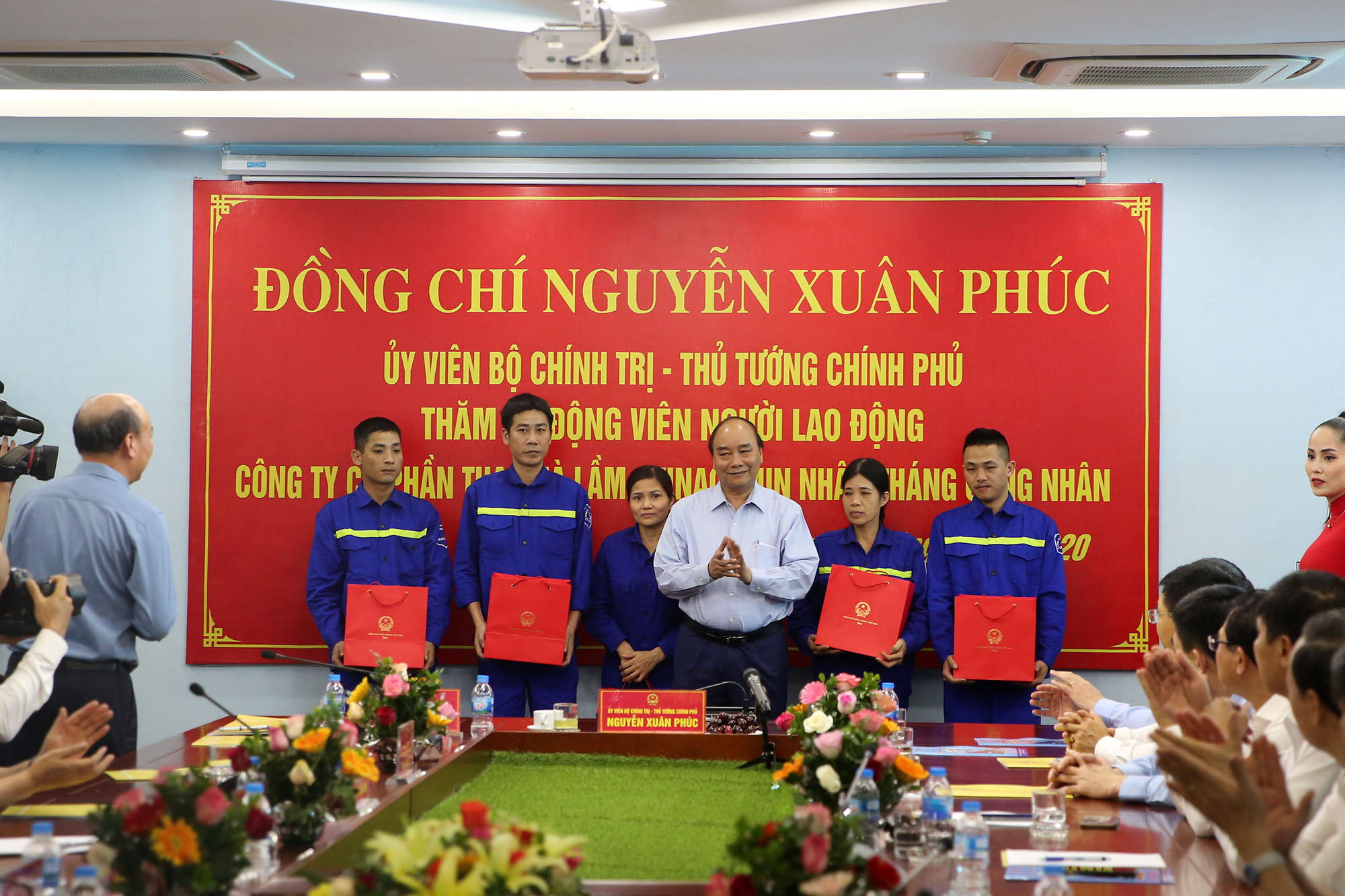 Đồng chí Thủ tướng Chính phủ tặng quà cho công nhân mỏ than Hà Lâm nhân dịp tháng công nhân.