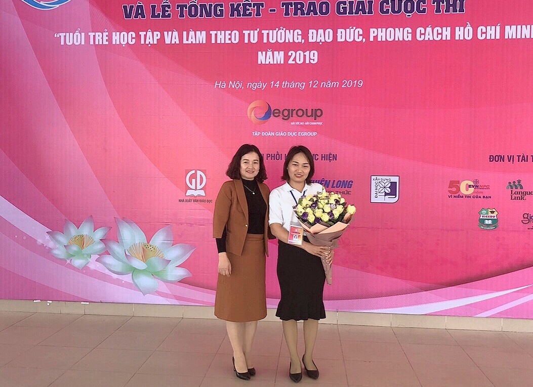 Lãnh đạo Phòng GD&ĐT TX Đông Triều chúc mừng cô giáo Hoàng Thị Thu (Trường THCS Nguyễn Đức Cảnh, TX Đông Triều), thí sinh duy nhất của Quảng Ninh nhận giải Cuộc thi toàn quốc 