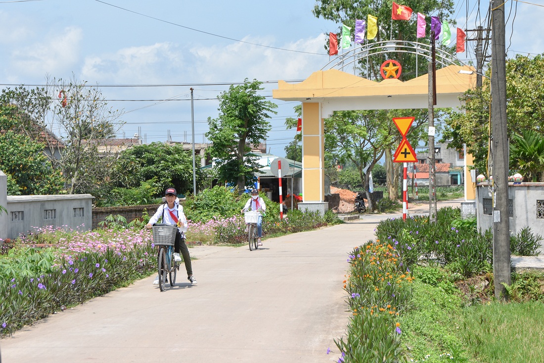 Tuyến đường trục chính thôn 3, xã Hải Đông (TP Móng Cái) cũng là đường tan học của đông đảo học sinh trường THCS Hải Đông.