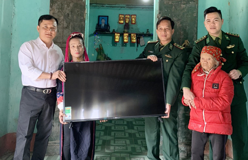 Lãnh đạo Đồn Biên phòng Quảng Đức tặng ti vi cho gia đình bà Phạm Thị Dự, hộ nghèo ở bản Vắn Tốc, xã Quảng Đức, huyện Hải Hà.