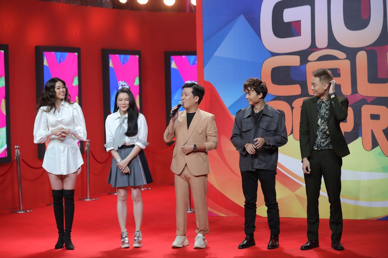 Dàn khách mời tham gia chương trình (từ trái sang phải): Hoa hậu Khánh Vân, diễn viên Lý Nhã Kỳ, HuyR, Nhật Anh Trắng.