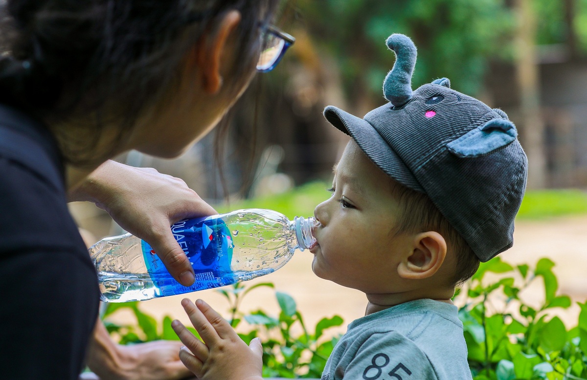 Để tránh nắng nóng, hầu hết cha mẹ nào cũng chuẩn bị đủ nước uống, quạt, dù.. cho trẻ.  