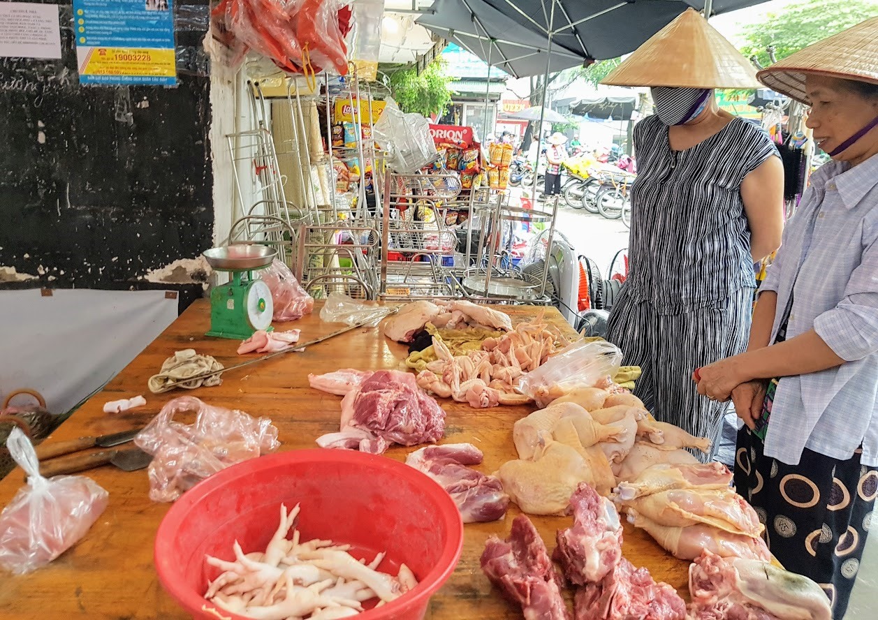 Giá thịt lợn cao sức mua chậm, tiểu thương phải bán kèm thịt gia cầm để bù đắp lỗ. Ảnh: Khánh Vũ