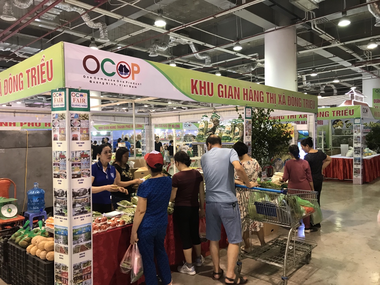 Các mặt hàng nông sản tại Hội chợ OCOP-Hè 2020 được người dân và du khách đặc biệt ưa chuộng. 