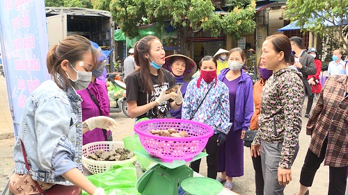 Dưới sự kêu gọi của Hội Nông dân, Hội LHPN, người dân TP Uông Bí đã chung tay hỗ trợ tiêu thụ thủy sản cho ngư dân Vân Đồn. Ảnh: Dương Hương (chụp đầu tháng 3/2020).
