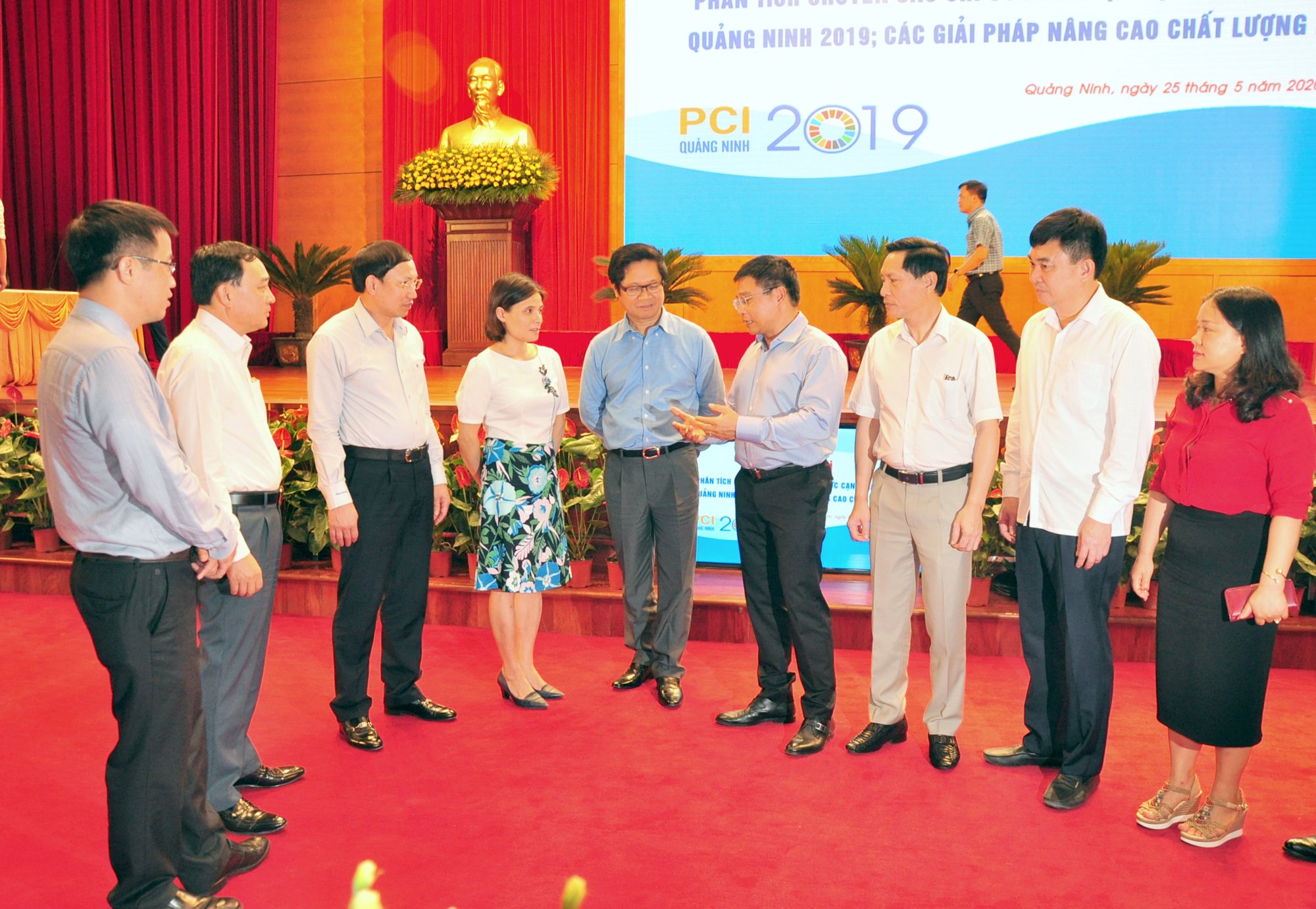Lãnh đạo tỉnh Quảng Ninh và các đại biểu trao đổi bên lề hội nghị.