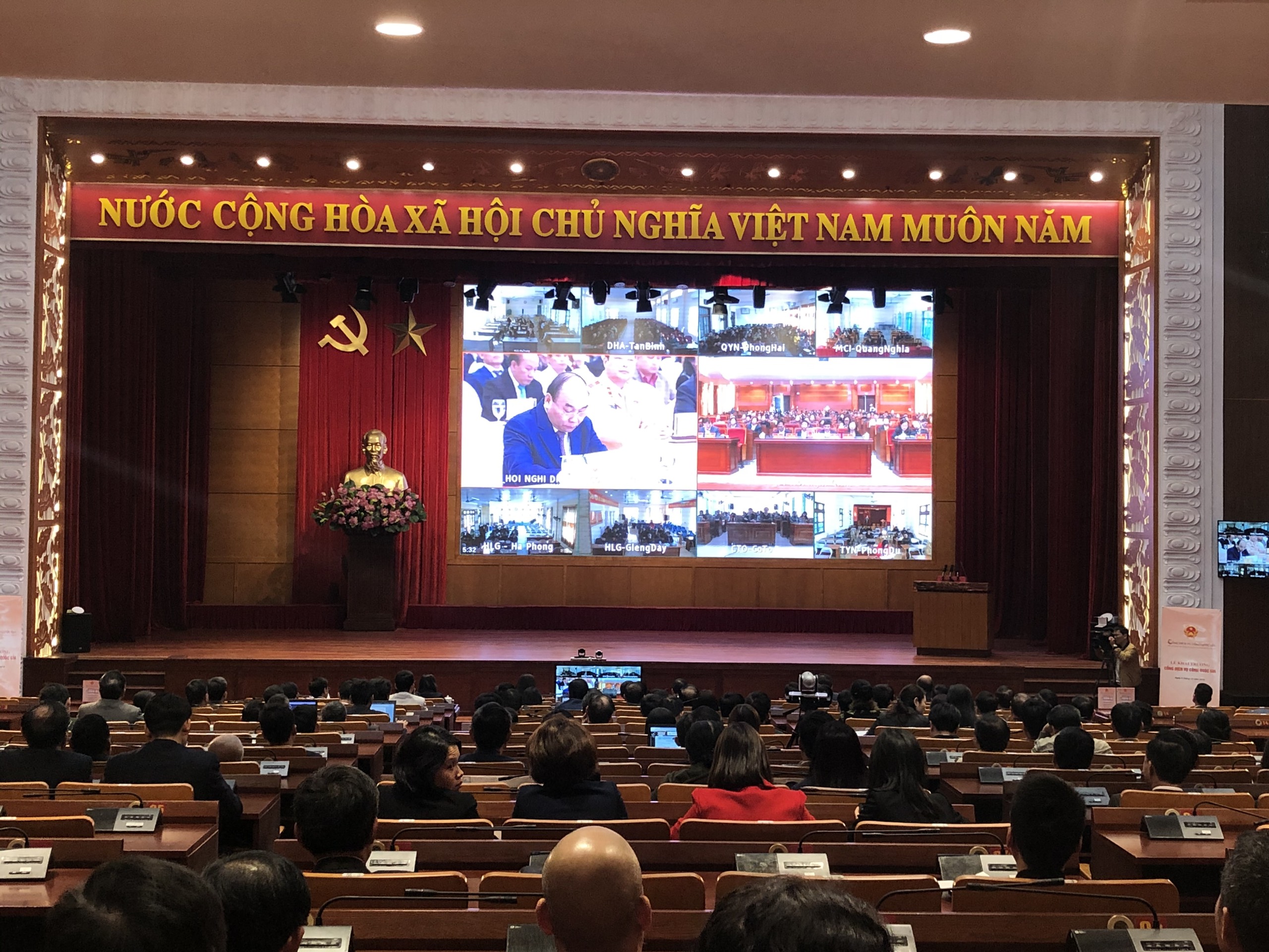 Với việc sớm xây dựng Cổng dịch vụ công và các thành quả đi đầu trong cải cách hành chính, tỉnh Quảng Ninh được chọn là một trong 3 địa phương (cùng với TP Hà Nội và TP Hồ Chí Minh) thực hiện thí điểm việc kết nối liên thông với Cổng dịch vụ công quốc gia.