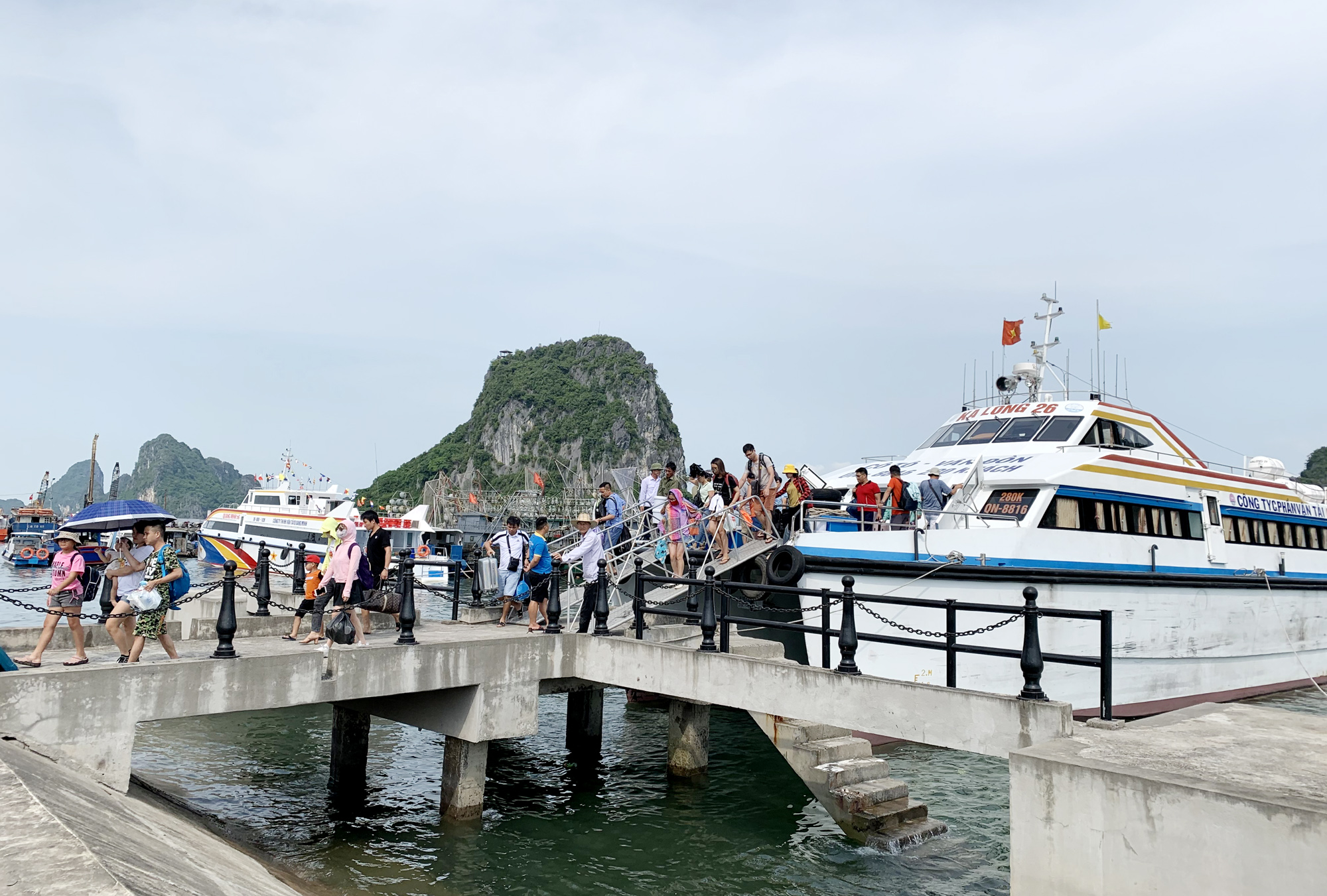 Tàu chở khách du lịch tham quan, trải nghiệm Cô Tô, cập cảng Cái Rồng, ngày 24/5.