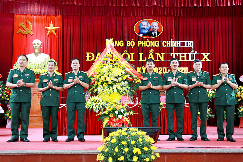 Lãnh đạo Đảng ủy Quân sự tỉnh Quàn Ninh tặng hoa chúc mừng Đại hội.